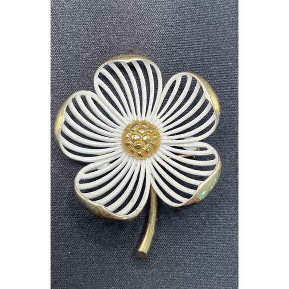 Monet Vintage Marked Brooch Pin White Dogwood Flower Enameled. Beautiful. - Picture 1 of 5
